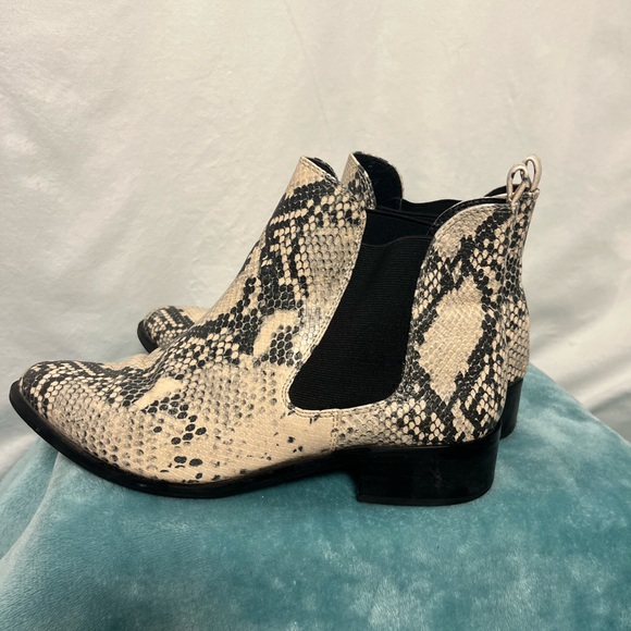 Steve Madden snakeskin pattern booties 8.5 - Picture 4 of 11